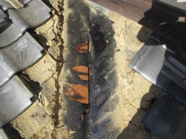 小野市で谷板金交換に伴う干渉瓦と既存谷板金の撤去